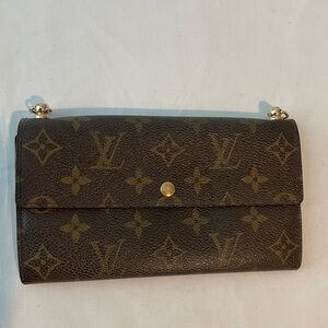 - Louis Vuitton Monogram converted Wallet crossbody
CA0955